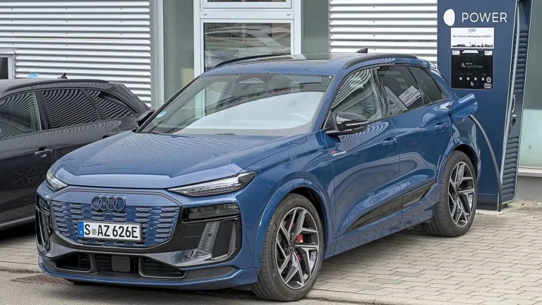 Voiture électrique réelle photographiée en extérieur pour « Comment savoir si une batterie de voiture est morte ? »