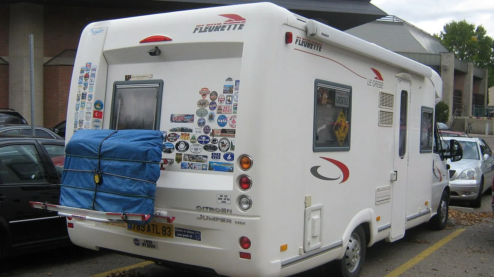 Camping-car réel photographié sur la route ou en stationnement pour « Communauté et Vie en Camping-car en Belgique »