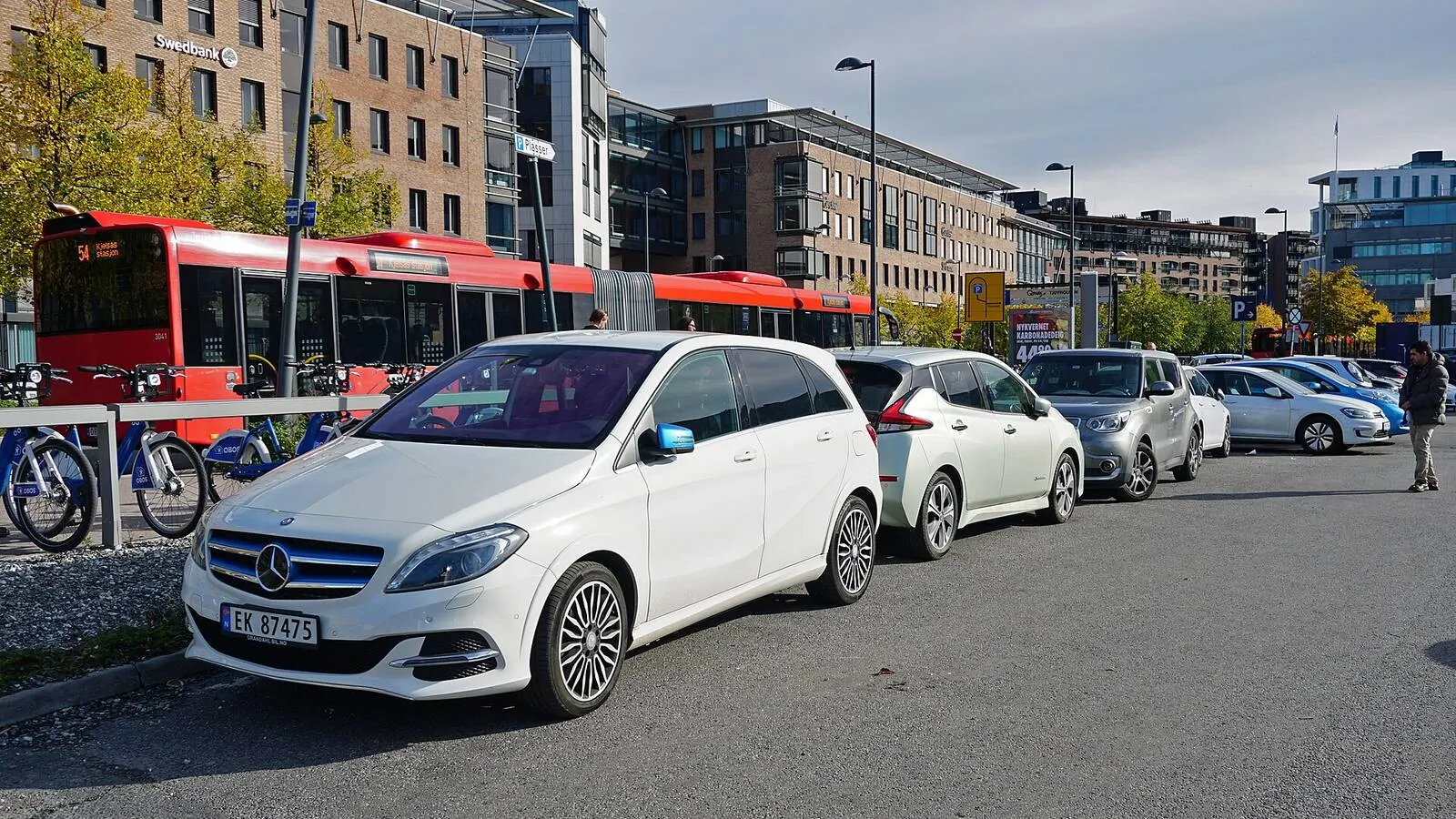 Voitures réelles photographiées dans un contexte de vente automobile pour « Comparaison leasing vs. achat à crédit en Belgique »