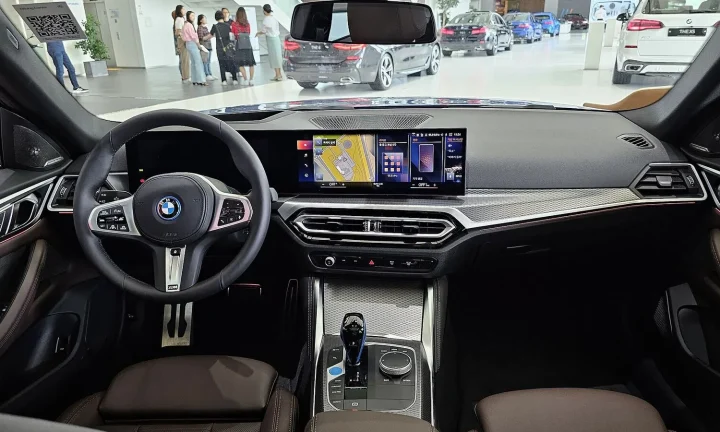 Voiture électrique réelle photographiée en extérieur pour « Comparaison : Belgique vs Pays-Bas – Où l’adoption du VE est-elle la plus rapide ? »