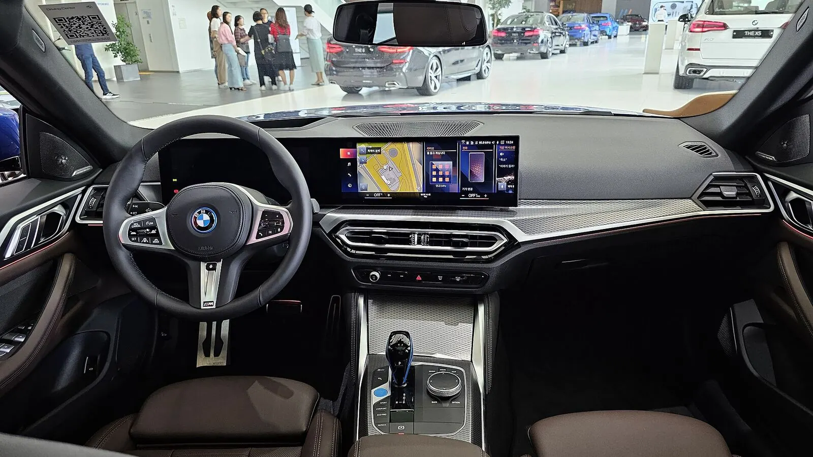 Voiture électrique réelle photographiée en extérieur pour « Comparaison : Belgique vs Pays-Bas – Où l’adoption du VE est-elle la plus rapide ? »