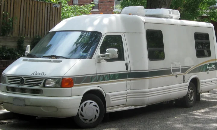 Camping-car réel photographié sur la route ou en stationnement pour « Comparatif des assurances camping-car en Belgique : Trouvez la meilleure offre »