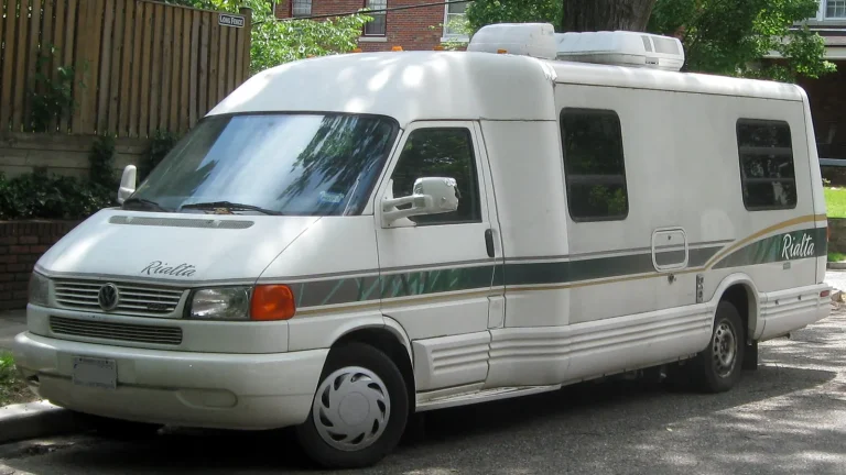 Camping-car réel photographié sur la route ou en stationnement pour « Comparatif des assurances camping-car en Belgique : Trouvez la meilleure offre »