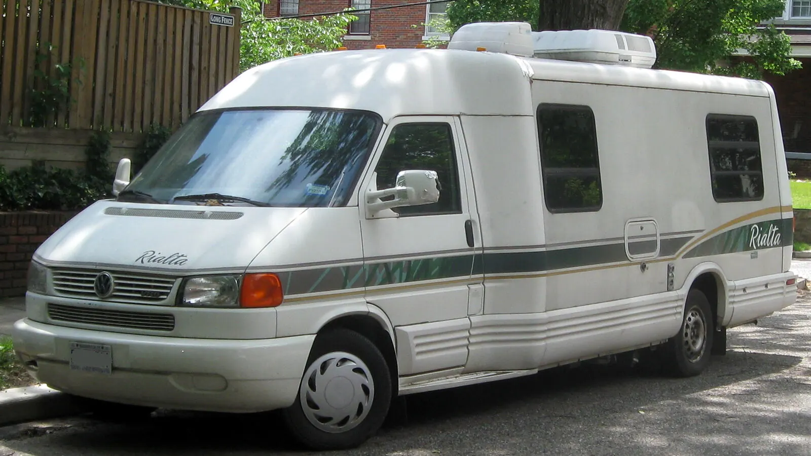 Camping-car réel photographié sur la route ou en stationnement pour « Comparatif des assurances camping-car en Belgique : Trouvez la meilleure offre »