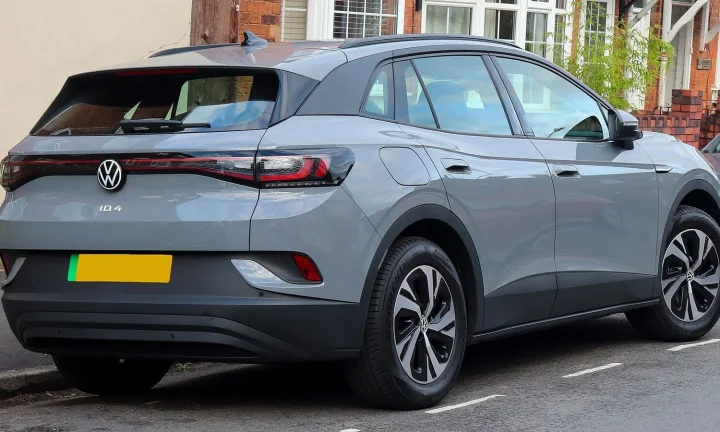Voiture électrique réelle photographiée en extérieur pour « Comparatif d’Autonomie : Les Meilleures Voitures Électriques en Belgique en 2024 »