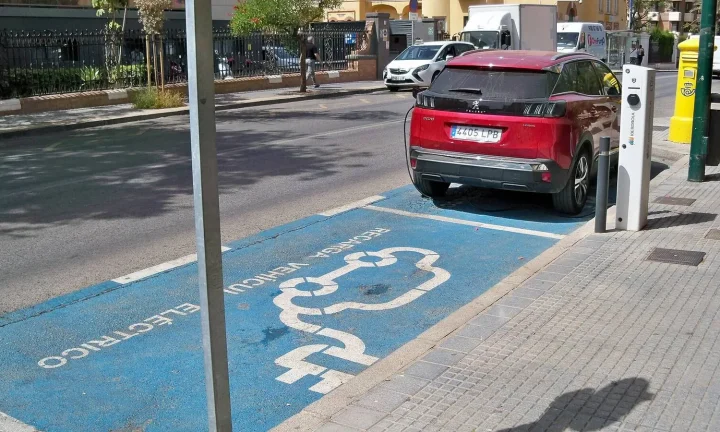 Voiture électrique réelle photographiée près d’une borne de recharge pour « Comparatif des cartes de recharge pour VE en Belgique: Laquelle choisir? »