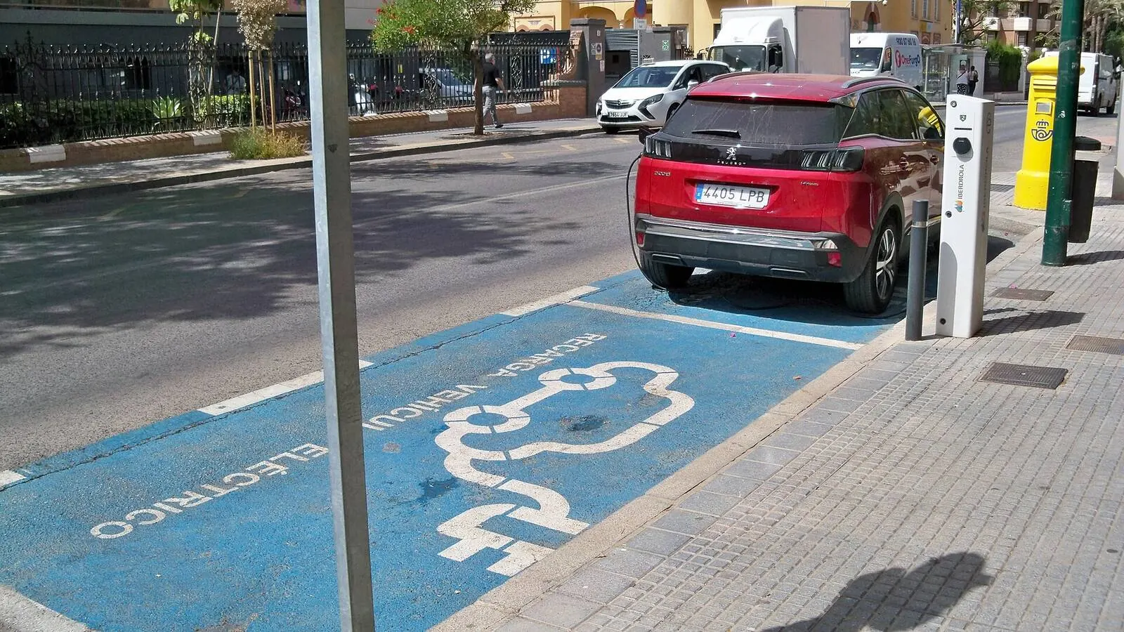 Voiture électrique réelle photographiée près d’une borne de recharge pour « Comparatif des cartes de recharge pour VE en Belgique: Laquelle choisir? »