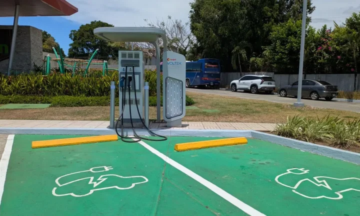 Voiture électrique réelle photographiée près d’une borne de recharge pour « Comparatif des cartes de recharge pour voitures électriques en Belgique »