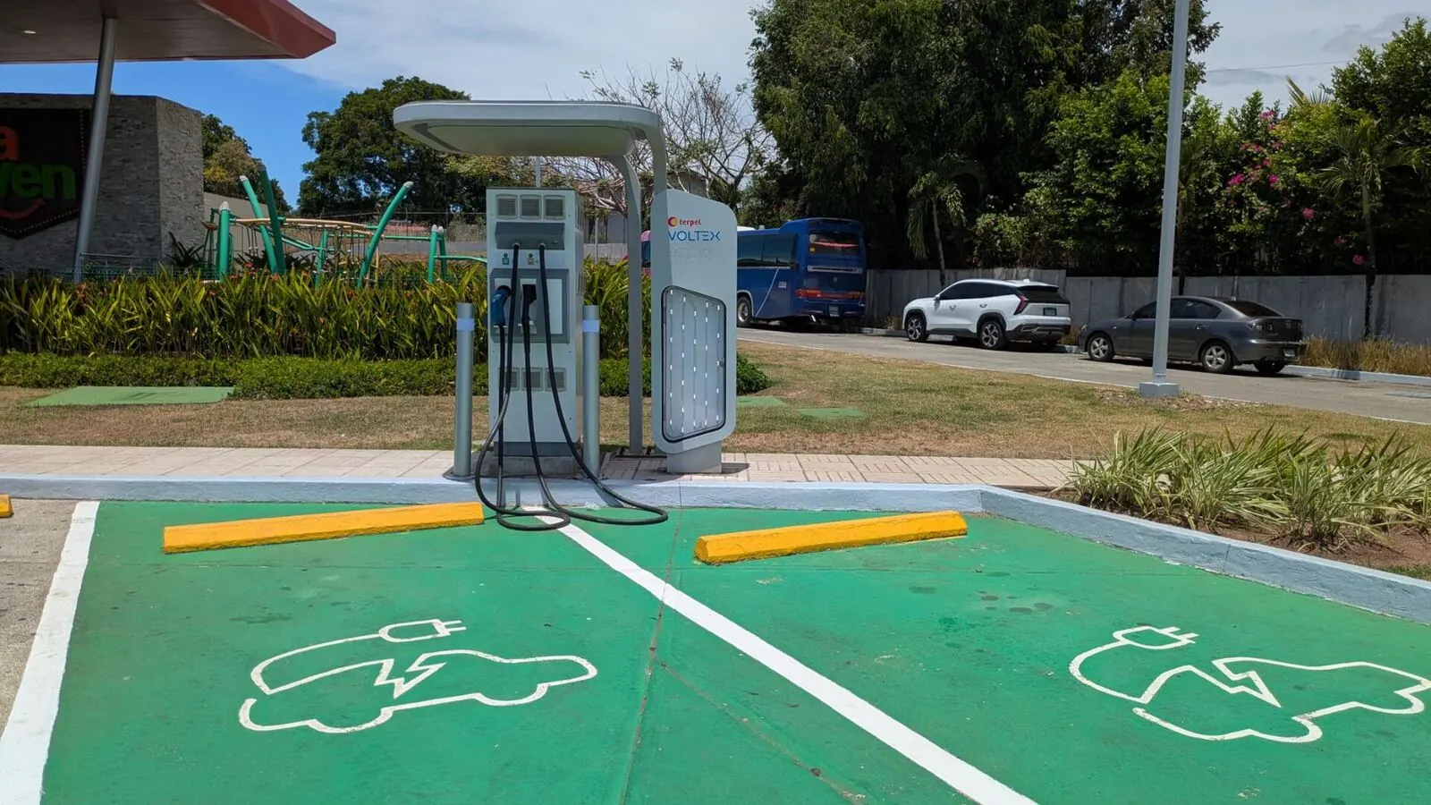 Voiture électrique réelle photographiée près d’une borne de recharge pour « Comparatif des cartes de recharge pour voitures électriques en Belgique »