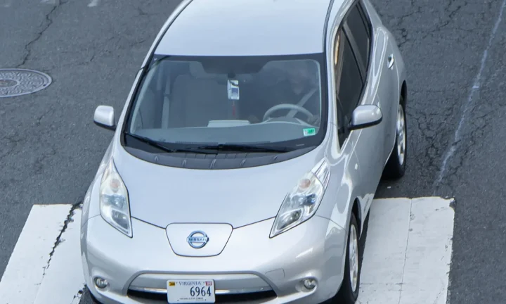 Voiture électrique réelle photographiée en extérieur pour « Comparatif des Citadines Électriques les Plus Populaires en Belgique »