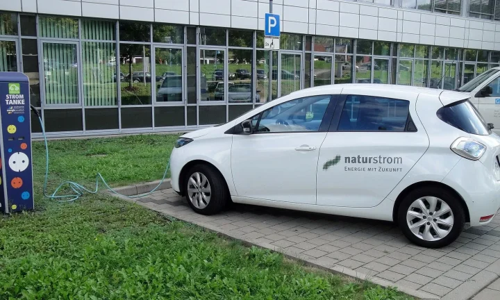 Voiture électrique réelle photographiée en extérieur pour « Comparatif des Systèmes d’Infodivertissement et Connectivité des VE en Belgique »