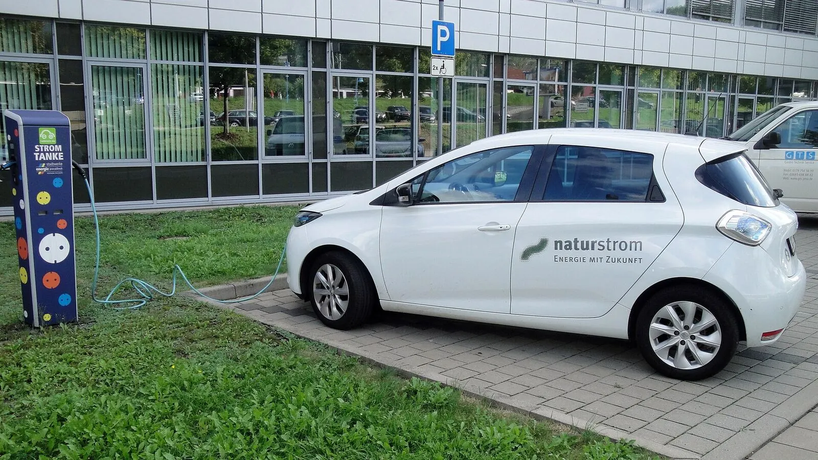 Voiture électrique réelle photographiée en extérieur pour « Comparatif des Systèmes d’Infodivertissement et Connectivité des VE en Belgique »