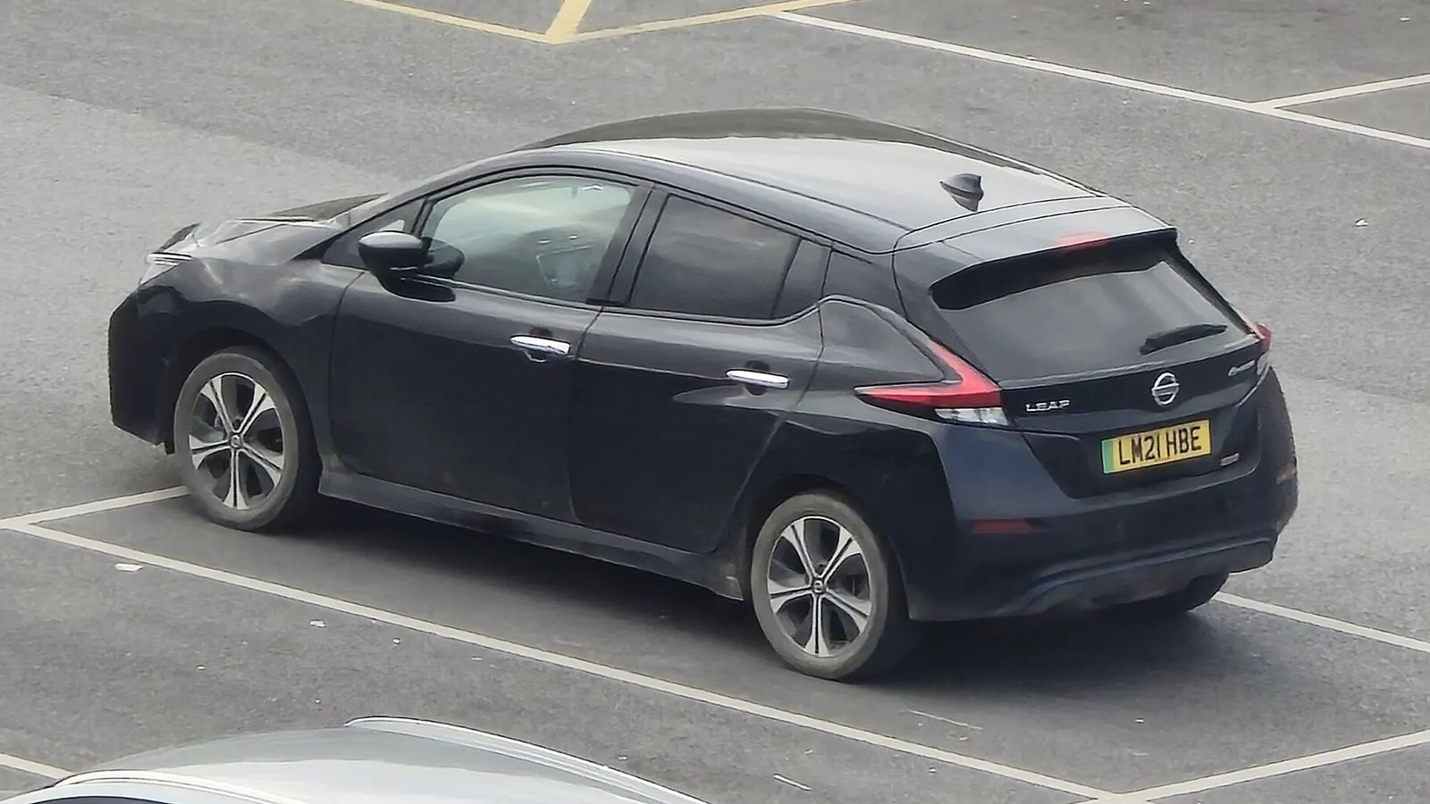 Voiture électrique réelle photographiée en extérieur pour « Comparatif Modèles VE pour la Belgique »