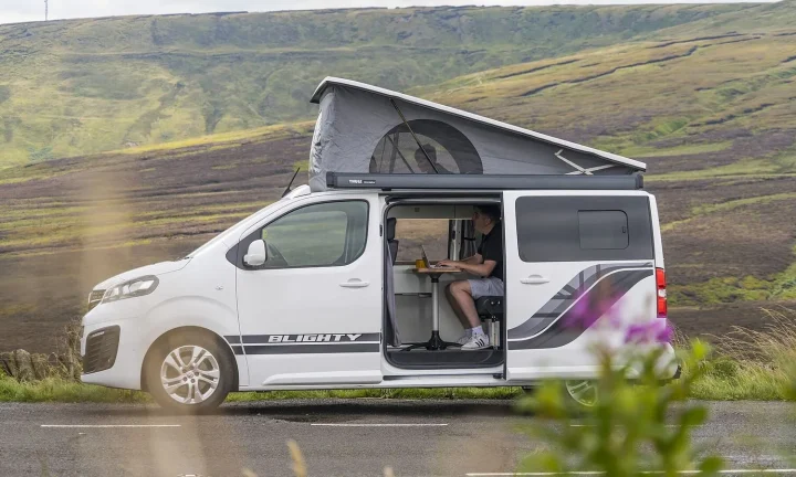 Camping-car réel photographié sur la route ou en stationnement pour « Comparatif des Plateformes de Location de Camping-Cars entre Particuliers en Belgique »