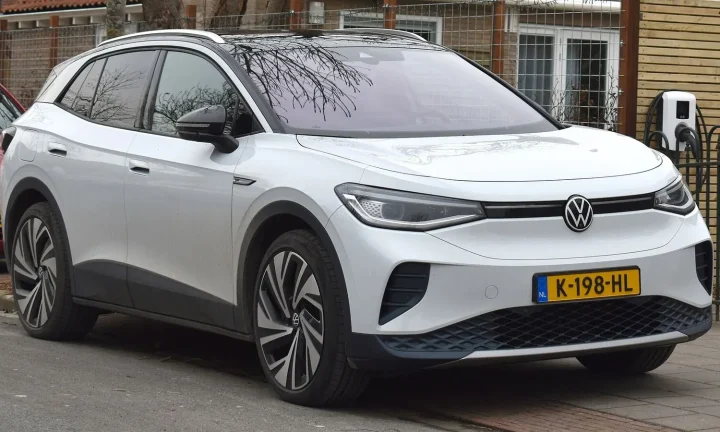 Voiture électrique réelle photographiée en extérieur pour « Comparatif des Technologies de Sécurité Active et Passive sur les VE Belges »