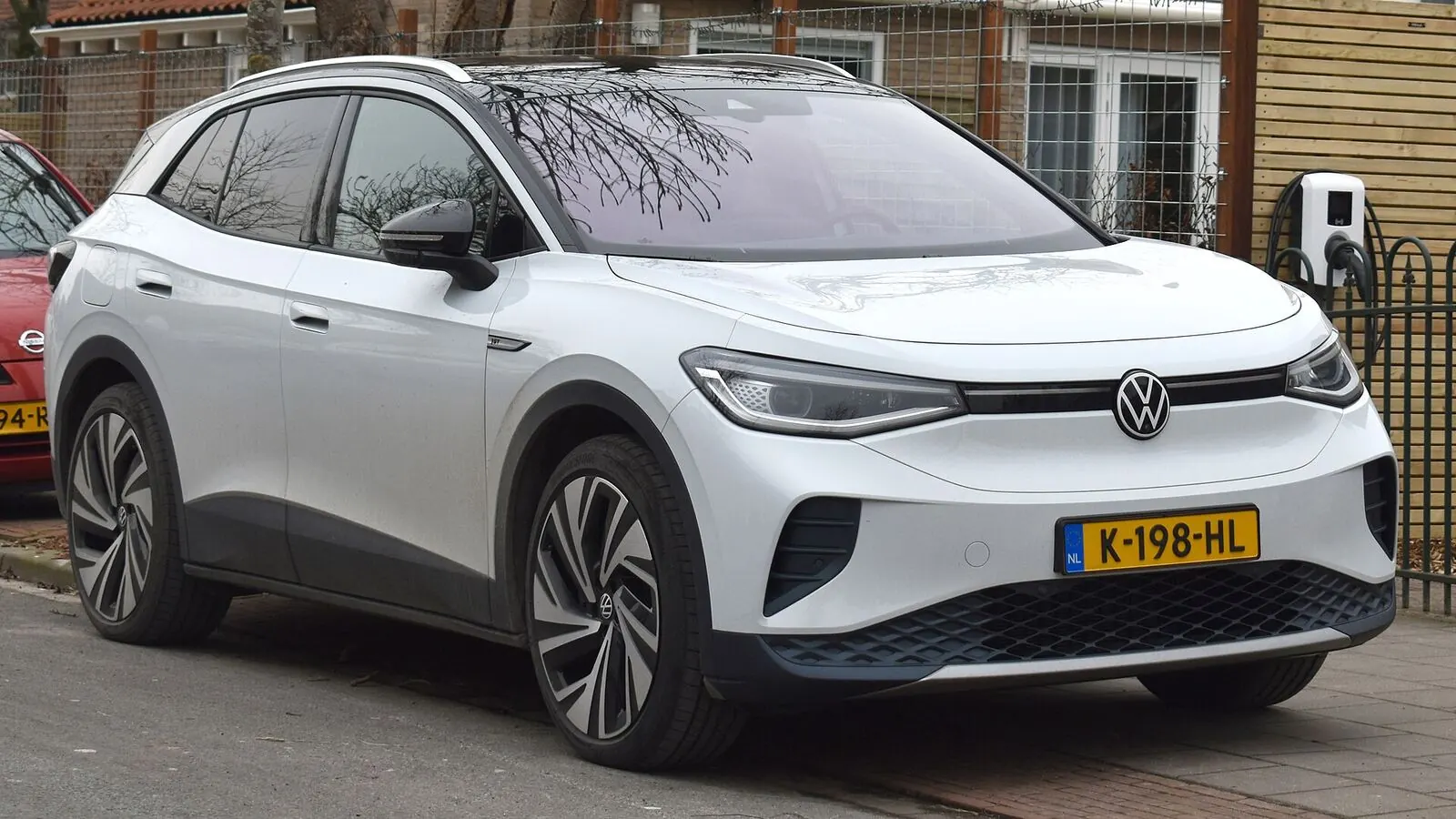Voiture électrique réelle photographiée en extérieur pour « Comparatif des Technologies de Sécurité Active et Passive sur les VE Belges »