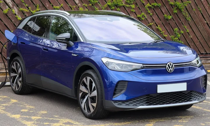 Voiture électrique réelle photographiée en extérieur pour « Comparatif des Modèles VE Adaptés aux Hivers Belges (Batterie et Performance) »