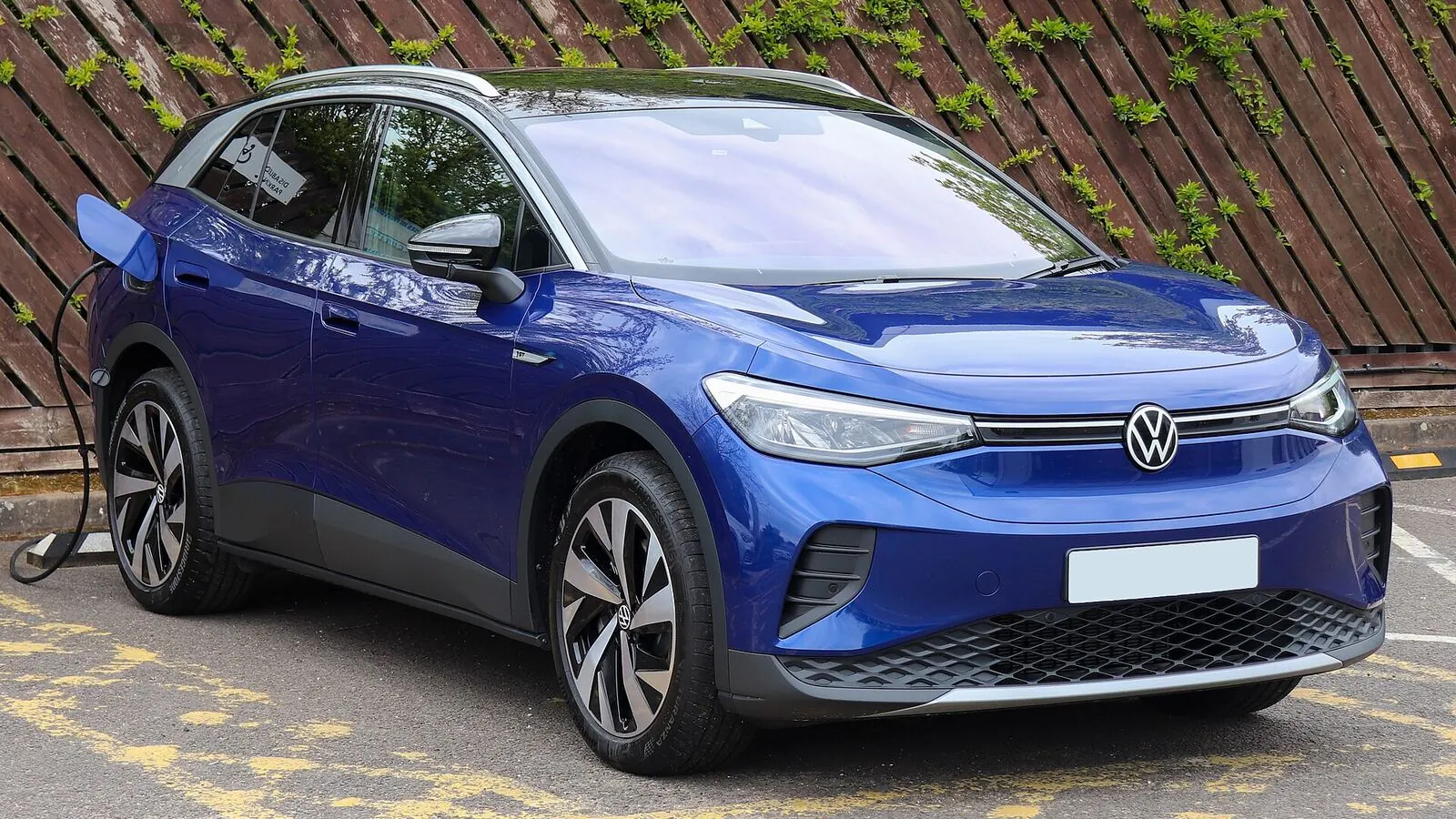 Voiture électrique réelle photographiée en extérieur pour « Comparatif des Modèles VE Adaptés aux Hivers Belges (Batterie et Performance) »