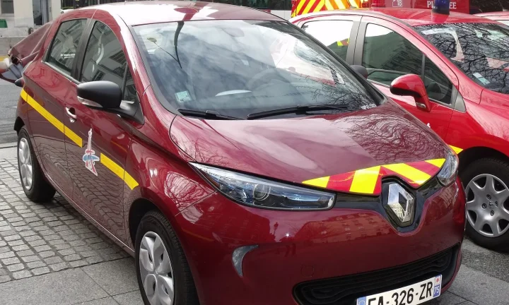 Voiture électrique réelle photographiée en extérieur pour « Comparatif des Voitures Électriques Compactes pour la Ville et la Route en Belgique »