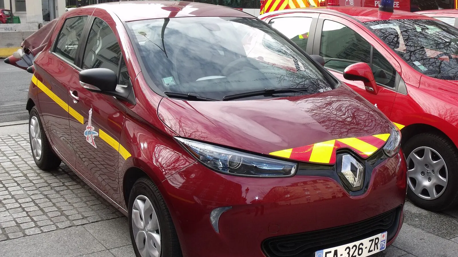 Voiture électrique réelle photographiée en extérieur pour « Comparatif des Voitures Électriques Compactes pour la Ville et la Route en Belgique »