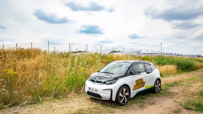 Voiture réelle photographiée dans un contexte de démarches automobiles pour « Comparer les assurances auto en Belgique : Astuces et outils pour économiser »