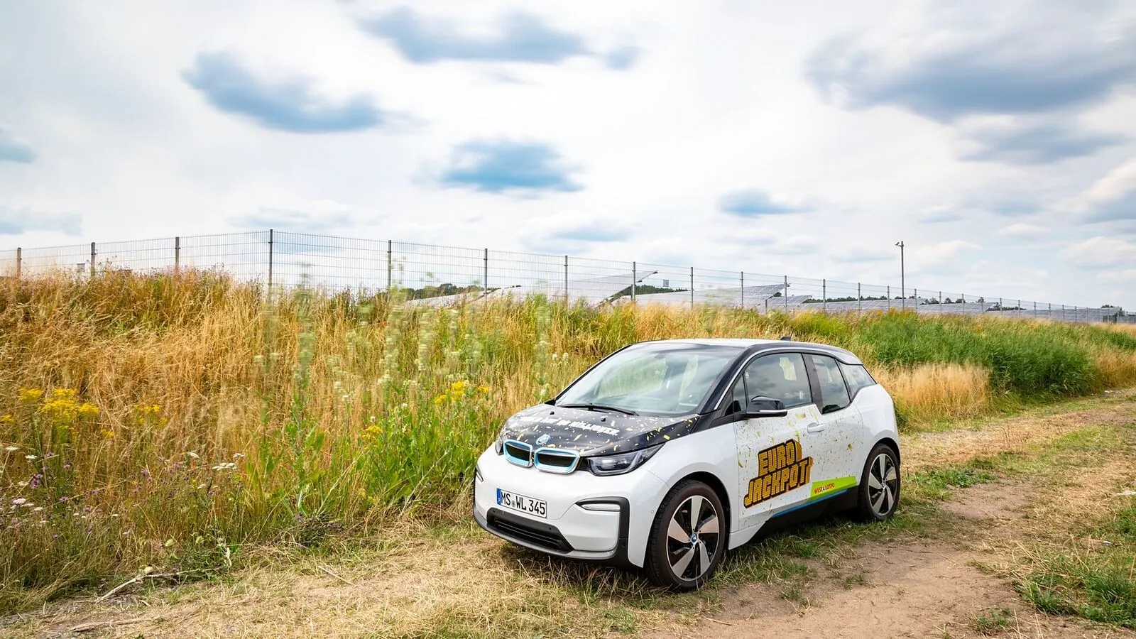 Voiture réelle photographiée dans un contexte de démarches automobiles pour « Comparer les assurances auto en Belgique : Astuces et outils pour économiser »