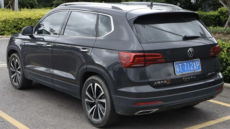 Voiture réelle photographiée en extérieur pour « Comprendre le procès-verbal du contrôle technique belge avant l’achat »