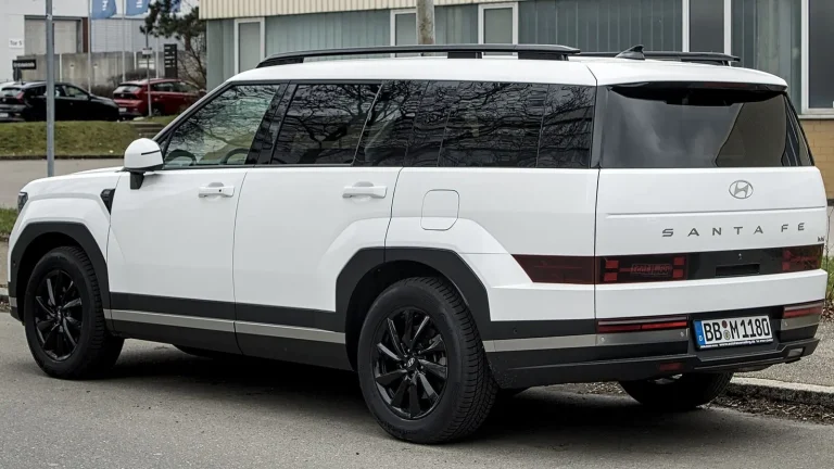 Voitures réelles photographiées dans un contexte de vente automobile pour « Conditions d’éligibilité pour un leasing auto en Belgique »