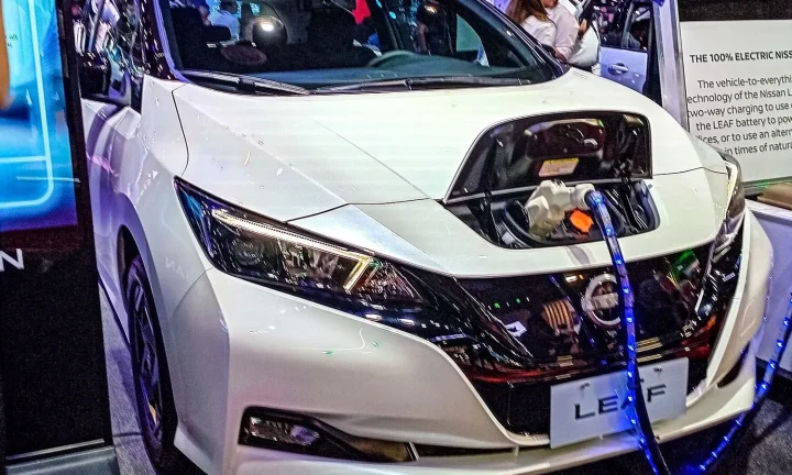 Voiture électrique réelle photographiée en extérieur pour « Les conditions de remboursement des aides VE : que se passe-t-il en cas de non-respect ? »