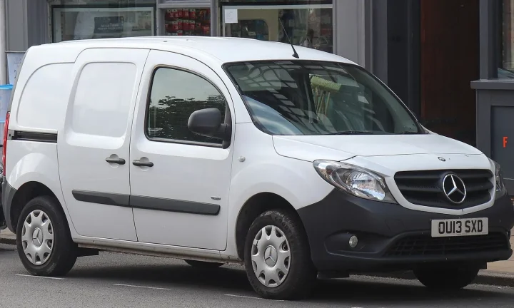 Voiture électrique réelle photographiée en extérieur pour « L’Importance de la Conduite Éco-Responsable pour la Durée de Vie de Votre Batterie en Bel… »