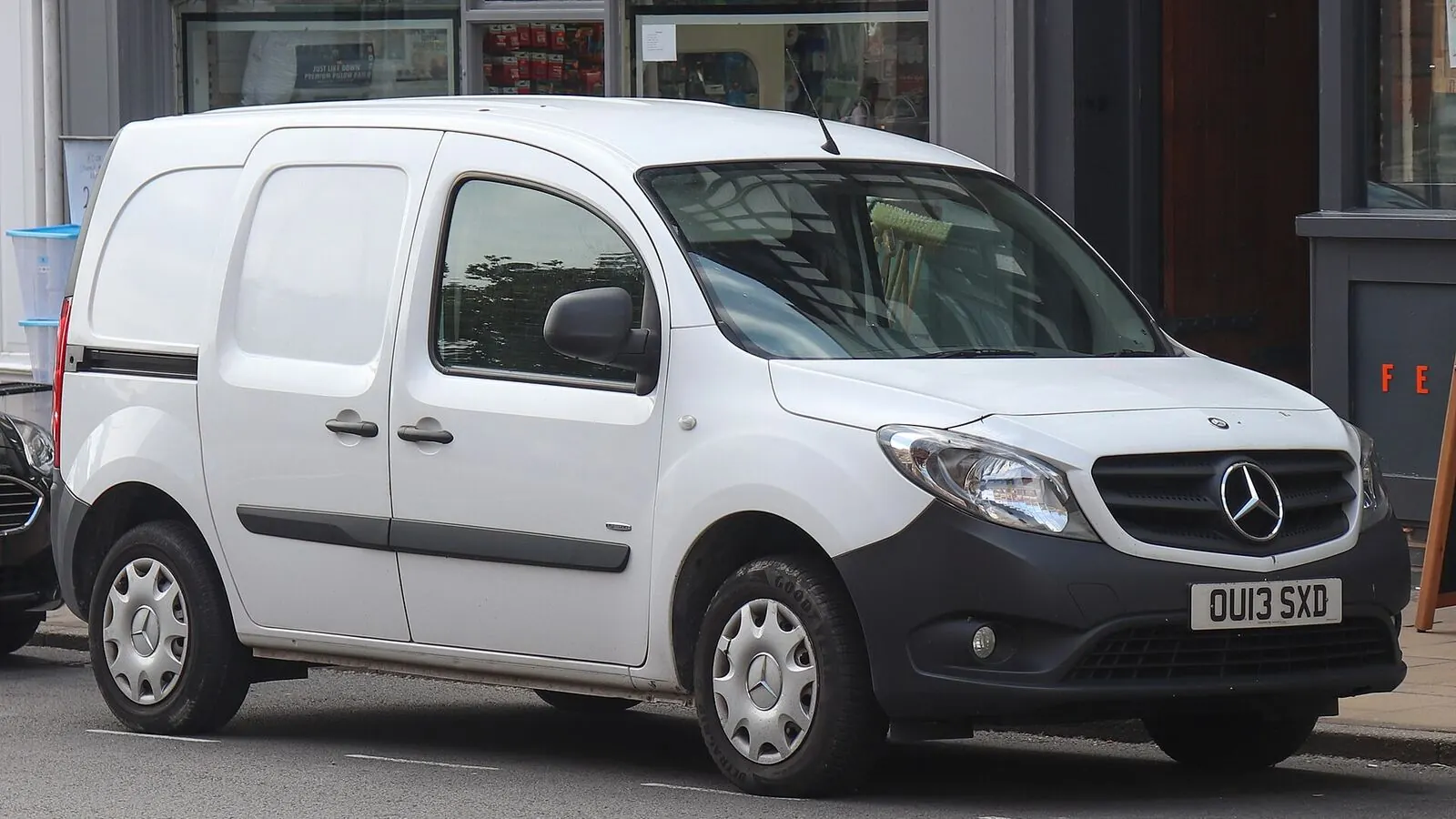 Voiture électrique réelle photographiée en extérieur pour « L’Importance de la Conduite Éco-Responsable pour la Durée de Vie de Votre Batterie en Bel… »