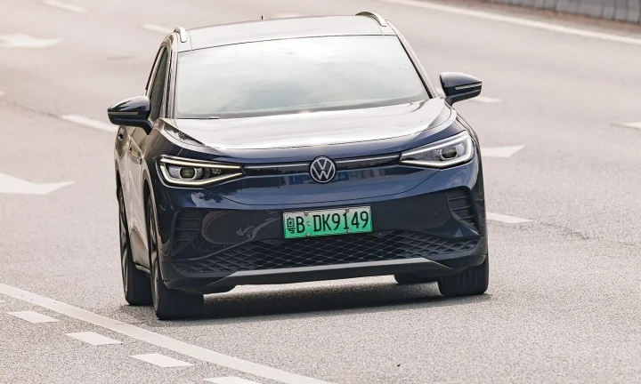 Voiture électrique réelle photographiée en extérieur pour « Conduire en Montagne avec un VE : Autonomie et Performance en Ardennes Belges »