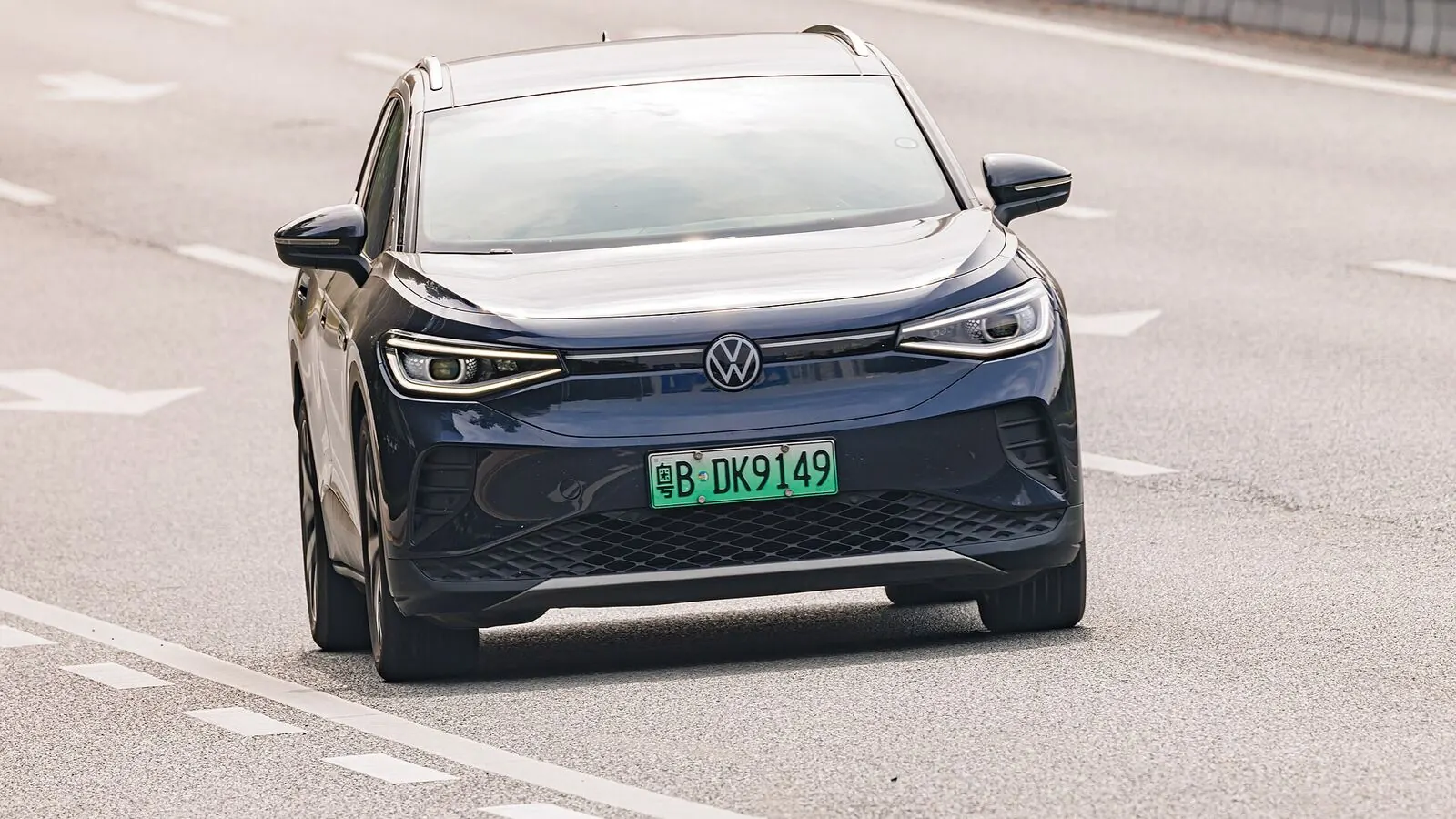 Voiture électrique réelle photographiée en extérieur pour « Conduire en Montagne avec un VE : Autonomie et Performance en Ardennes Belges »
