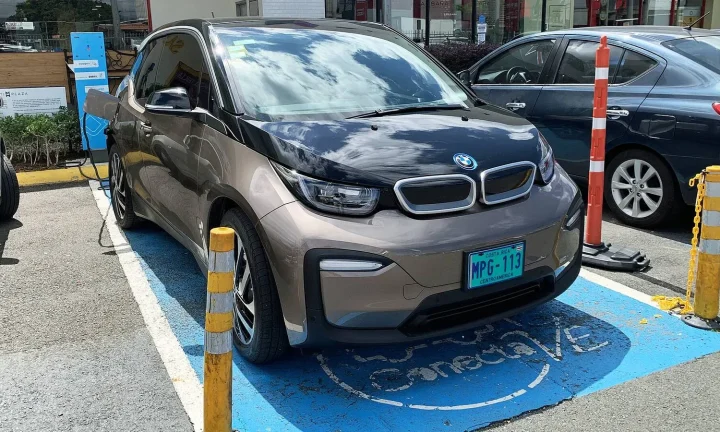 Voiture électrique réelle photographiée près d’une borne de recharge pour « Connecteurs et prises de recharge VE en Belgique: Lequel pour ma voiture? »