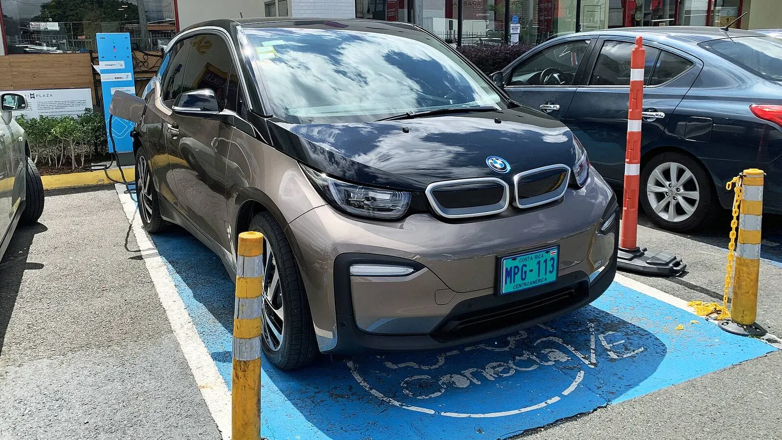 Voiture électrique réelle photographiée près d’une borne de recharge pour « Connecteurs et prises de recharge VE en Belgique: Lequel pour ma voiture? »