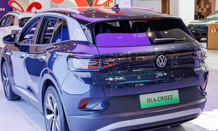 Voiture électrique réelle photographiée en extérieur pour « La Connectivité des VE : Gestion Intelligente de l’Autonomie et de la Performance »