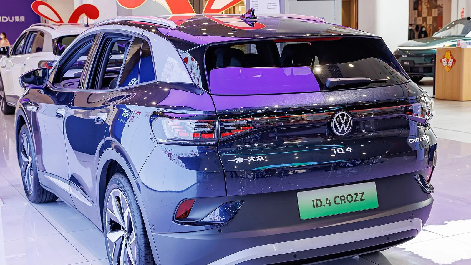 Voiture électrique réelle photographiée en extérieur pour « La Connectivité des VE : Gestion Intelligente de l’Autonomie et de la Performance »
