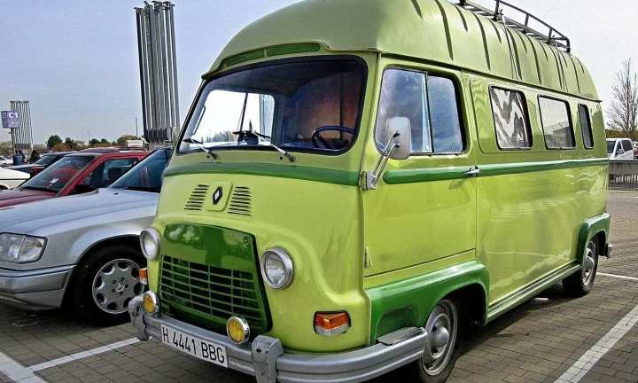 Camping-car réel photographié sur la route ou en stationnement pour « Connexion Internet en Camping-Car : Wi-Fi, 4G/5G et Satellitaire »