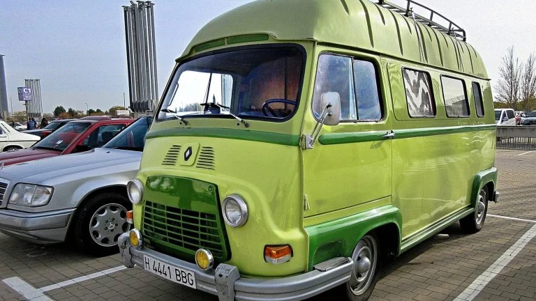 Camping-car réel photographié sur la route ou en stationnement pour « Connexion Internet en Camping-Car : Wi-Fi, 4G/5G et Satellitaire »