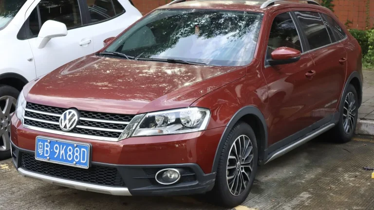 Voiture réelle photographiée en extérieur pour « Conseils pour maintenir un historique irréprochable et valoriser votre voiture d’occasion »