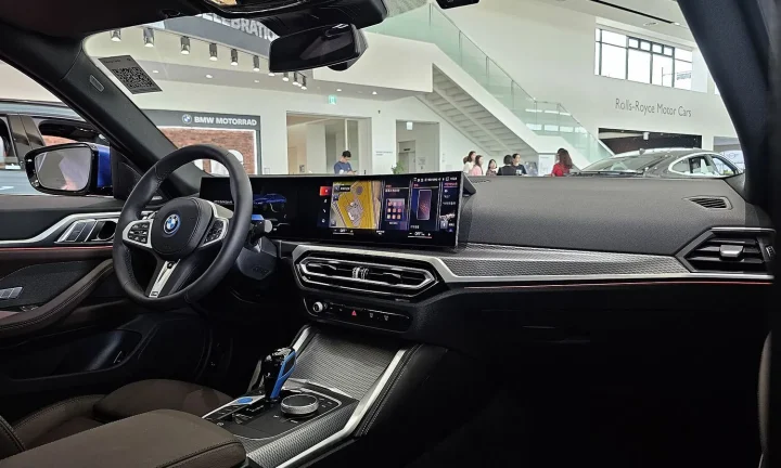 Voiture électrique réelle photographiée en extérieur pour « Les Constructeurs Automobiles Chinois à l’Assaut du Marché Belge des VE »