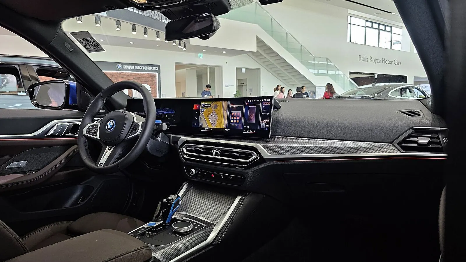 Voiture électrique réelle photographiée en extérieur pour « Les Constructeurs Automobiles Chinois à l’Assaut du Marché Belge des VE »