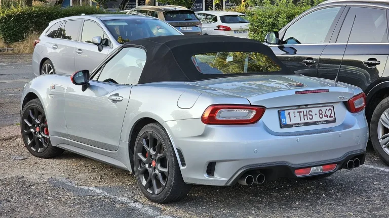 Voiture réelle photographiée dans un contexte de démarches automobiles pour « Le Contrat de Vente de Voiture d’Occasion en Belgique : Modèle et Clauses Essentielles »