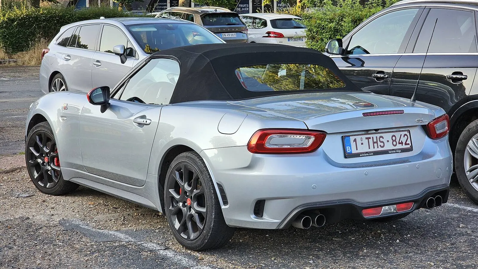 Voiture réelle photographiée dans un contexte de démarches automobiles pour « Le Contrat de Vente de Voiture d’Occasion en Belgique : Modèle et Clauses Essentielles »