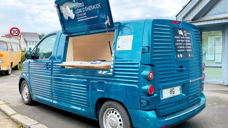 Voiture réelle photographiée en extérieur pour « Le contrat de vente de voiture d’occasion : clauses essentielles et pièges à éviter »