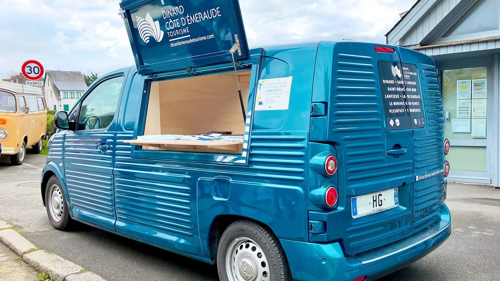 Voiture réelle photographiée en extérieur pour « Le contrat de vente de voiture d’occasion : clauses essentielles et pièges à éviter »