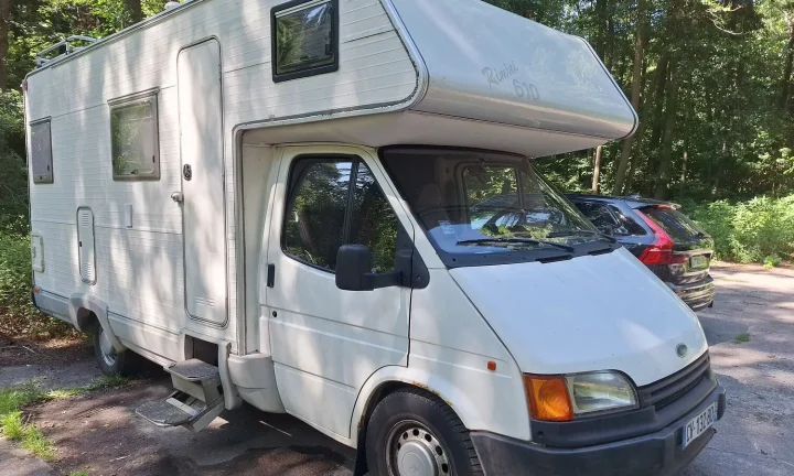 Camping-car réel photographié sur la route ou en stationnement pour « Contrôle technique camping-car en Belgique : Ce qu’il faut savoir »