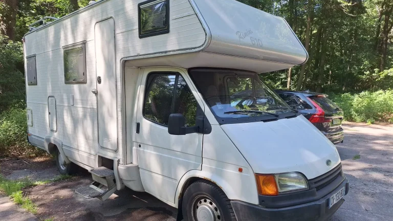 Camping-car réel photographié sur la route ou en stationnement pour « Contrôle technique camping-car en Belgique : Ce qu’il faut savoir »