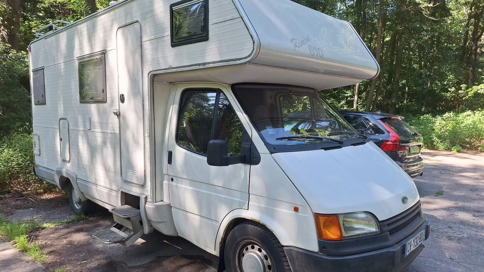 Camping-car réel photographié sur la route ou en stationnement pour « Contrôle technique camping-car en Belgique : Ce qu’il faut savoir »