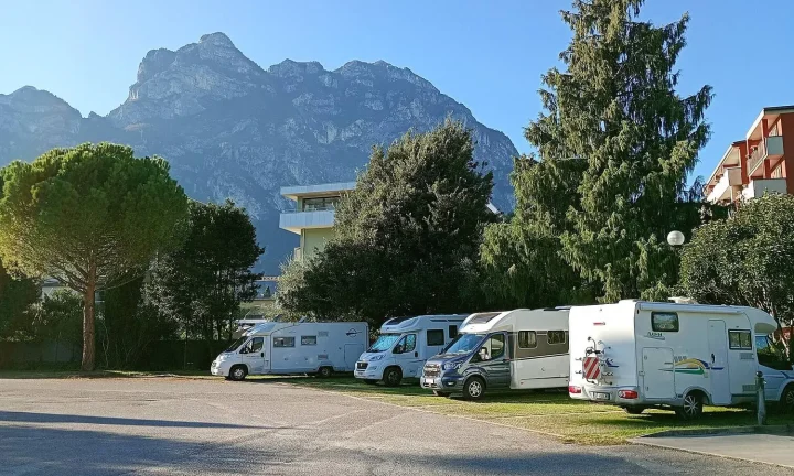 Camping-car réel photographié sur la route ou en stationnement pour « Contrôle Technique du Camping-car en Belgique : Fréquence et Exigences »